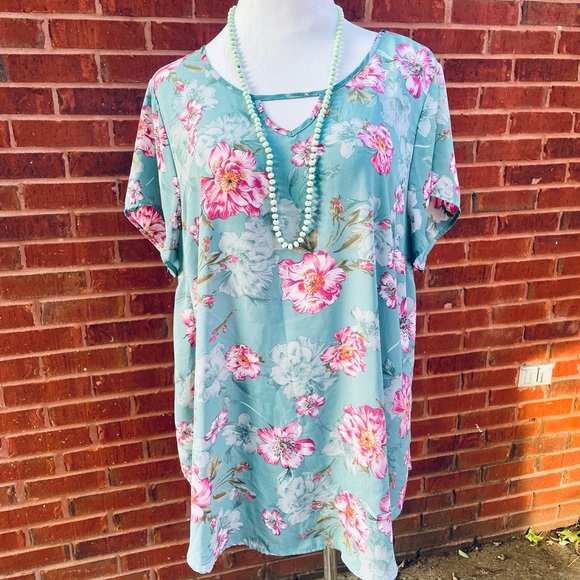 Torrid plus size floral top and necklace set! - Picture 3 of 4